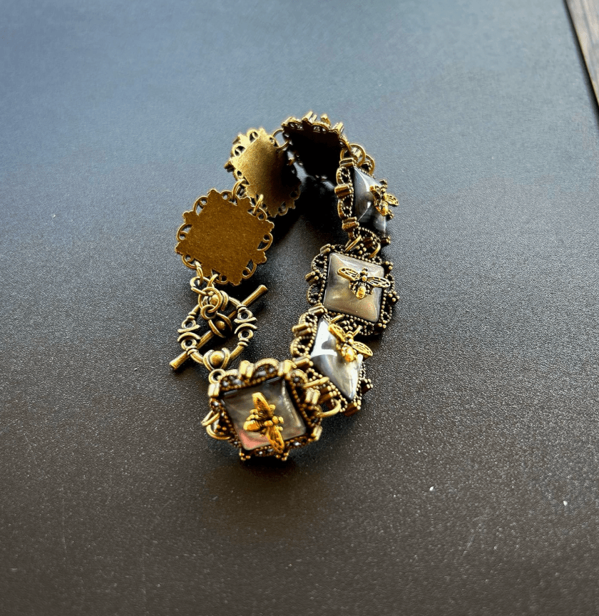 Vintage Court-Style Shell Pattern Bracelet with Bee Detail – Elegant Statement Jewelry