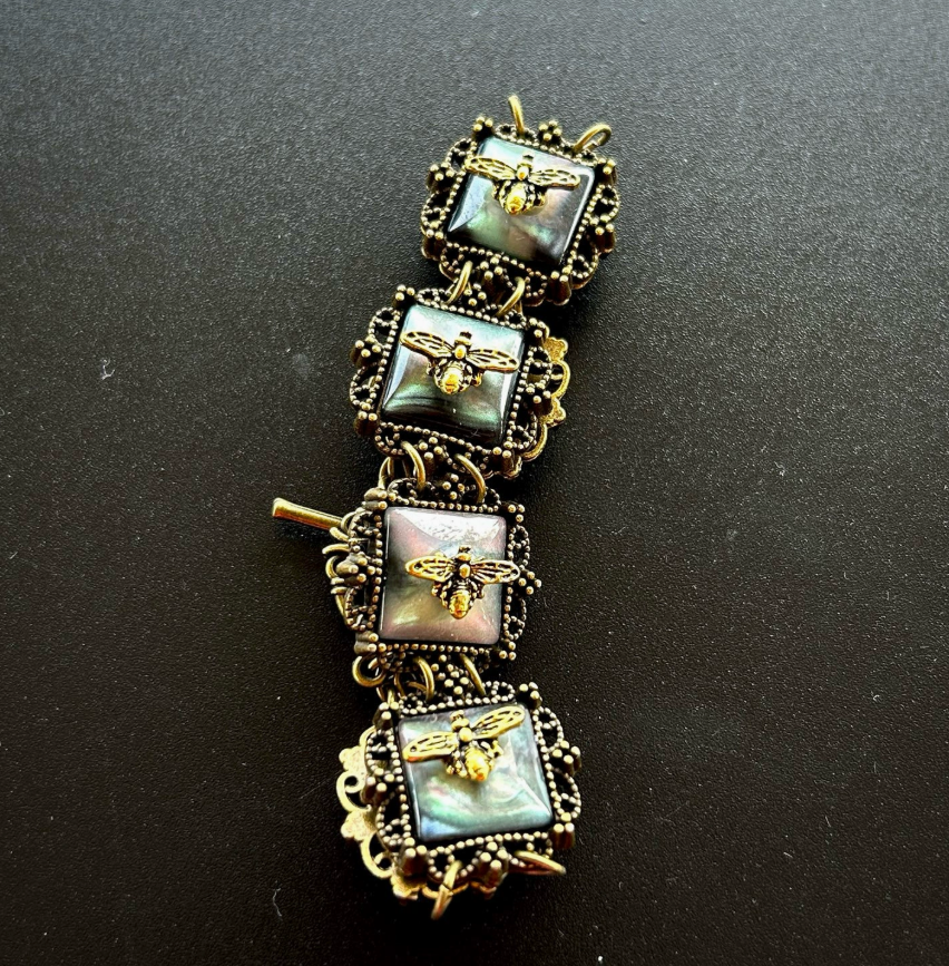 Vintage Court-Style Shell Pattern Bracelet with Bee Detail – Elegant Statement Jewelry
