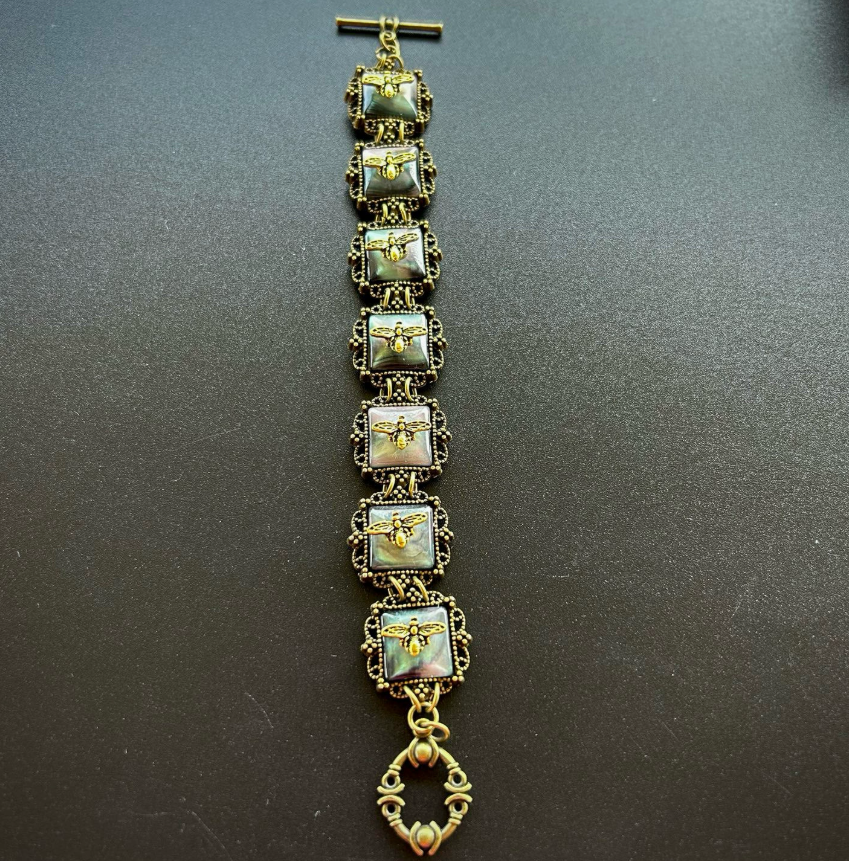 Vintage Court-Style Shell Pattern Bracelet with Bee Detail – Elegant Statement Jewelry