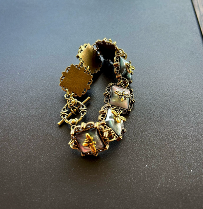 Vintage Court-Style Shell Pattern Bracelet with Bee Detail – Elegant Statement Jewelry