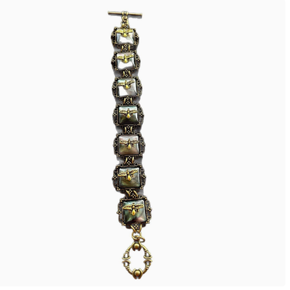 Vintage Court-Style Shell Pattern Bracelet with Bee Detail – Elegant Statement Jewelry