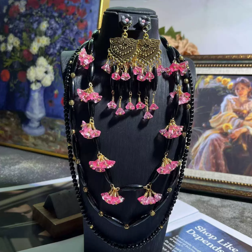 New Vintage-Inspired Three-Layer Glass Bead Floral Necklace – Elegant Statement Jewelry for Women