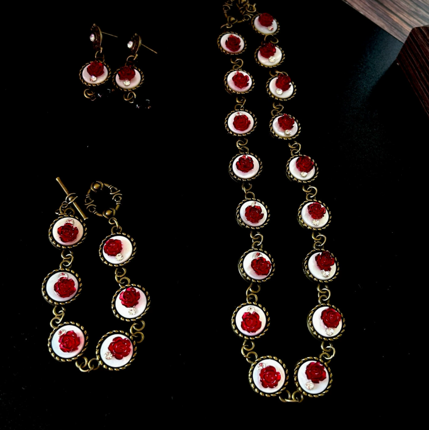 Vintage-Inspired Red Floral Shell Necklace Set – Original European Retro Design