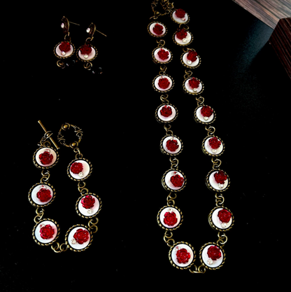 Vintage-Inspired Red Floral Shell Necklace Set – Original European Retro Design