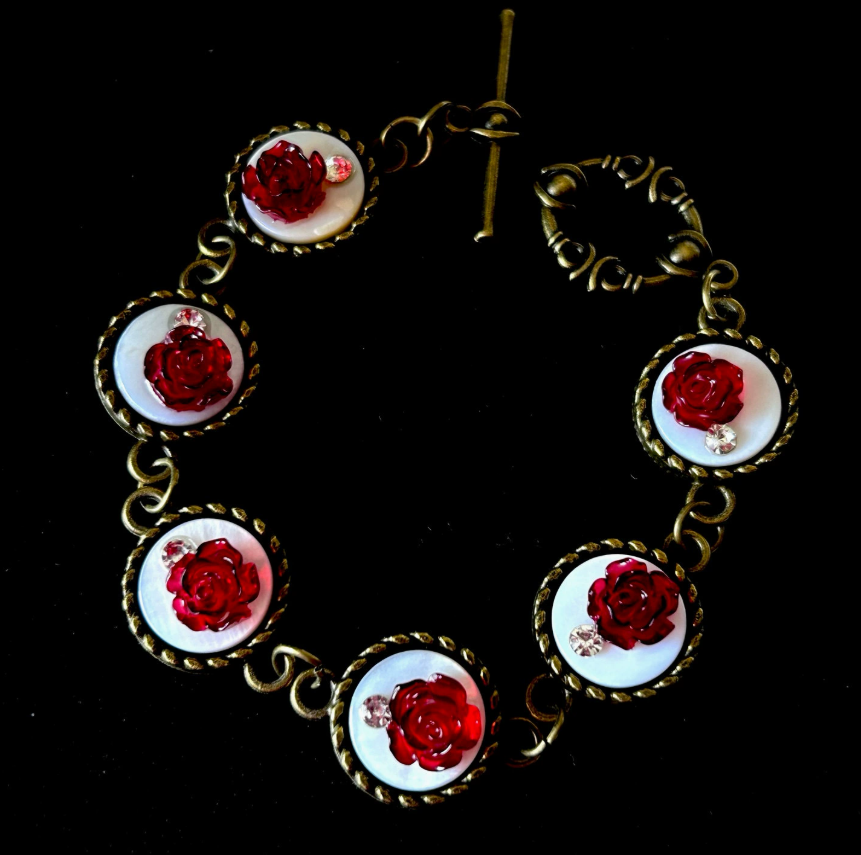 Vintage-Inspired Red Floral Shell Necklace Set – Original European Retro Design